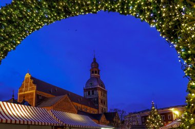 Riga cathedral yanında belgili tanımlık Noel çarşı girişi