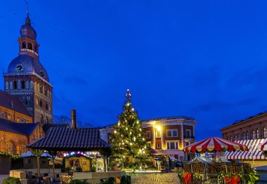 Dome Meydanı gece Noel pazarı