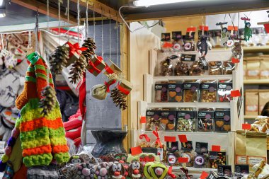 Riga Noel pazarı sırasında stand çikolata tatlılar