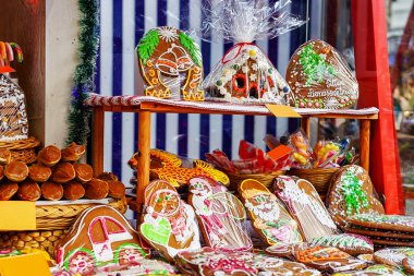 Riga Noel pazarında satışa görüntülenen gingerbreads
