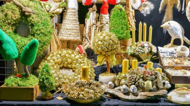 Altın el yapımı çelenk ve Riga Noel pazarı Hediyelik eşya