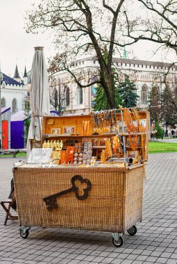 Riga Noel pazarı Hediyelik eşya ile küçük köşk