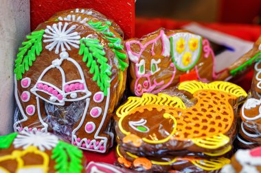 Riga Noel pazarında satışa görüntülenen gingerbreads
