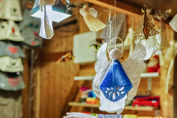 Handgjorda linne ängel hängande på Riga julmarknaden — Stockfoto
