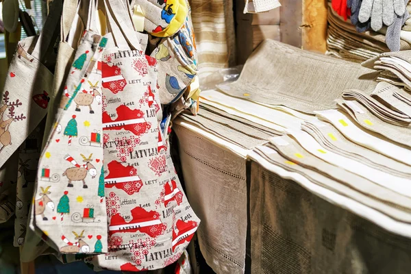 Sacos têxteis festivos na tenda durante o mercado de Natal de Riga — Fotografia de Stock