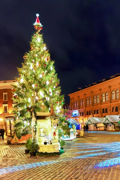 Árvore de Natal luminosa na Praça Dome em Riga antiga — Fotografia de Stock