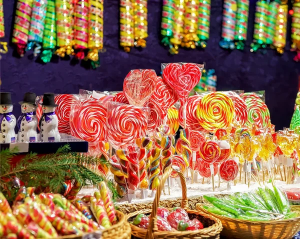 Stand mit bunten Bonbons auf dem Weihnachtsmarkt — Stockfoto