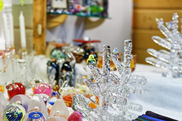 Figura árbol de Navidad de cristal en el mercado de Navidad en Riga — Foto de Stock