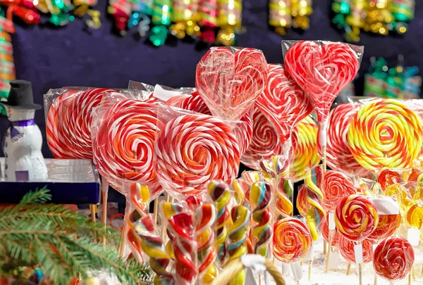 Stand mit bunten Bonbons auf dem Vilnius-Weihnachtsmarkt — Stockfoto