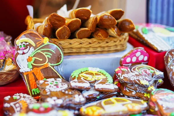 Pepparkakor som visas för försäljning på julmarknaden i Riga — Stockfoto