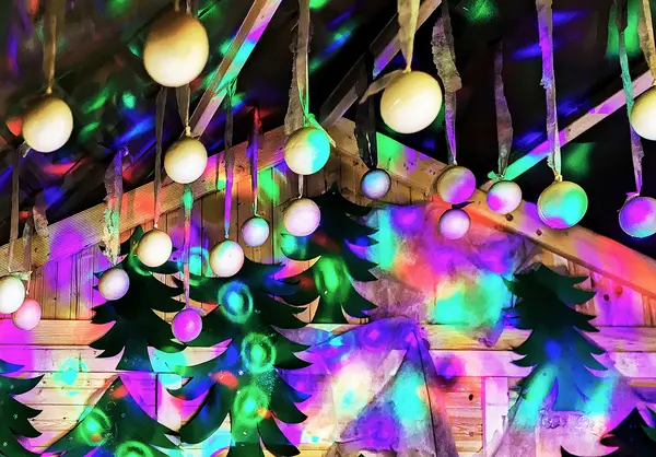 Bright στάβλο με διακοσμήσεις χριστουγεννιάτικων δέντρων στην Χριστουγεννιάτικη αγορά Βίλνιους — Φωτογραφία Αρχείου