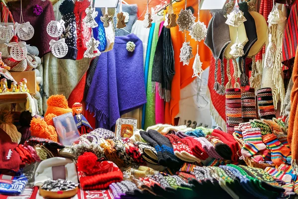 Stall with colorful woolen clothes at Christmas market in Riga — Stock Photo, Image