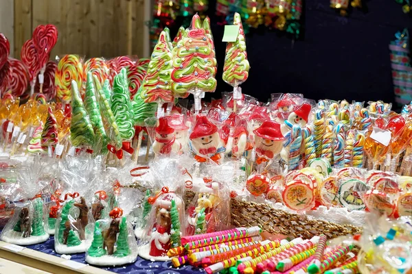 Puesto con dulces de colores en el Mercado de Navidad de Vilna —  Fotos de Stock