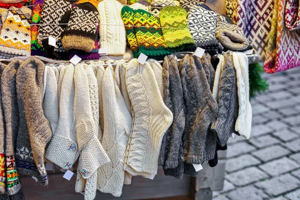 Meias de lã branca e cinza penduradas no mercado de Natal de Riga — Fotografia de Stock