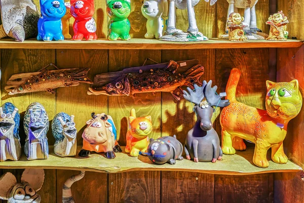 Keramiska leksaker på hyllan under Riga julmarknad — Stockfoto