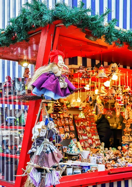 Witch obrázky visí u stánku v Rize vánoční trh — Stock fotografie