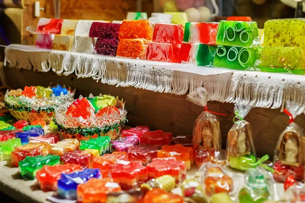 Festliche handgefertigte Seife auf dem Rigaer Weihnachtsmarkt — Stockfoto