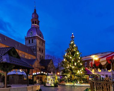 Riga Katedrali yakınındaki pazarda parlak Noel ağacı