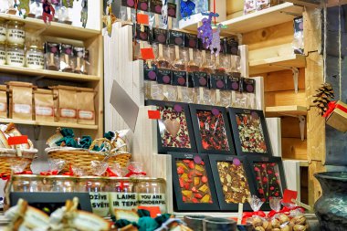 Riga Noel pazarı sırasında stand çikolata tatlılar