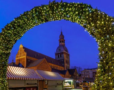 Riga Katedrali Noel pazarına girişine yakın