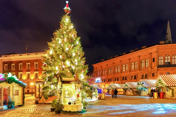 Svítící vánoční strom na náměstí dómu v starý Riga — Stock fotografie