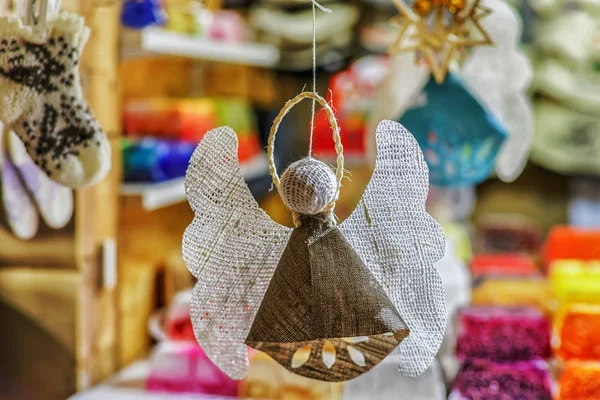 Kézzel készített vászon angyal lógott a rigai karácsonyi piaci bódé — Stock Fotó