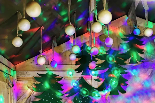 Estacionamiento luminoso con decoraciones de árboles de Navidad en el Mercado de Navidad Vilnius — Foto de Stock