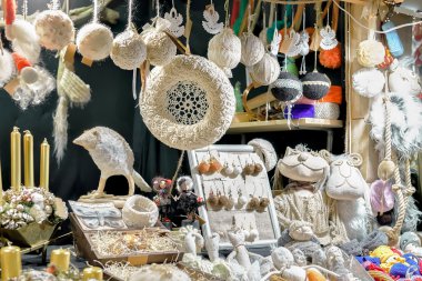 Keten el yapımı hediyelik eşya ve Riga Noel pazarı aksesuarları