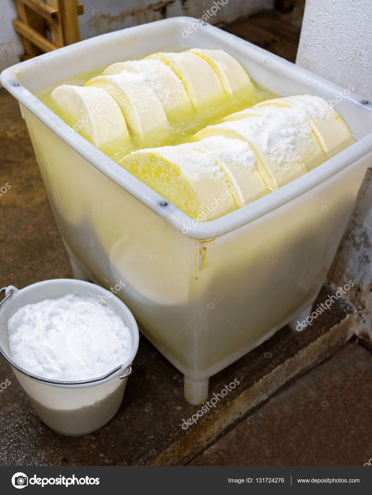 Bagno con sale e giovane formaggio Comte Borgogna — Foto Stock ... Bagno con sale e giovane formaggio Comte Borgogna — Foto Stock ...