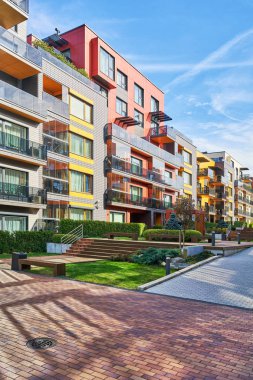 Banklar ve modern konut kompleksinin