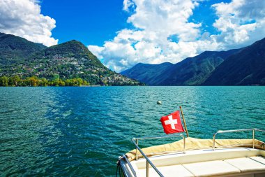 Promenade Lugano Ticino İsviçre bayrağı ile tekne