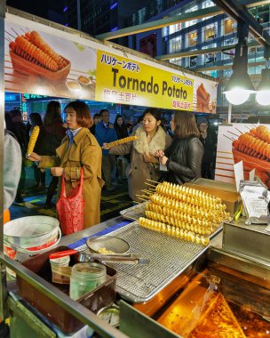 Alıcılar patates cipsi Myeongdong, semt pazarı Seul açın