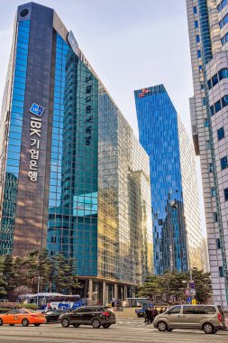 Araba trafik ve gökdelenler Jongno Seul Bölge