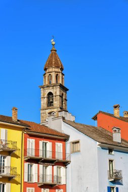 Kilise kulesi ve renkli Ascona Swiss mimarisinde