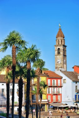Kilise kulesi ve eski binalar Ascona Ticino İsviçre