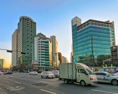 Gökdelenler ve Jung bölgesinin Seul araba trafik ile şehir hayatı