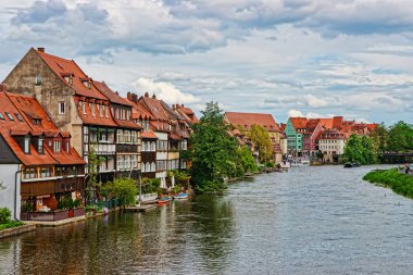 Renkli balıkçılar evleri ve Regnitz nehir küçük Venedik Bamberg