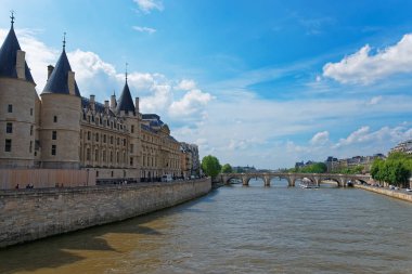 Conciergerie kalede Cite Adası üzerinde Seine Nehri Paris