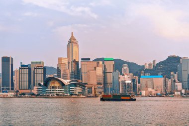 Hong Kong Victoria limanından konteyner gemisi günbatımında