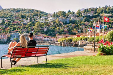 Ascona İsviçre Ticino'deki/daki oteller bankta oturan Çift