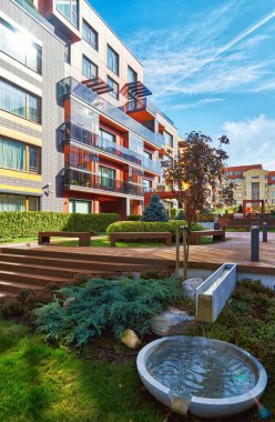 Dekoratif çeşme ve Modern binalar