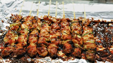 Kızarmış et ve sebze Myeongdong semt pazarı Seul açın