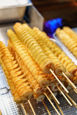 Kızarmış patates cipsi Myeongdong semt pazarı Seul'de açın.