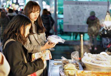 Kızlar, Myeongdong sokak gıda satın semt pazarı Seul açın