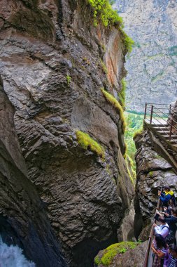 Gorge ve turistler Trummelbach falls Lauterbrunnen Bern İsviçre