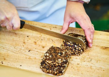 Taneli ekmek kesilerek olmanın