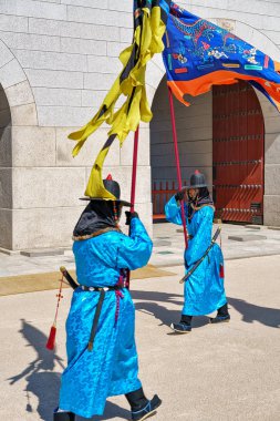 Seul Gyeongbokgung Sarayı Muhafızlar törenle değiştirirken koruma