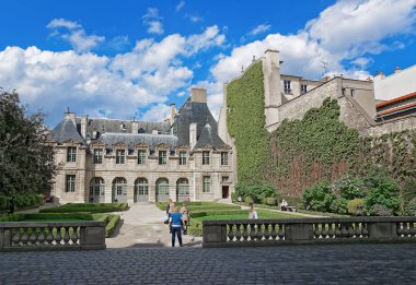 Hotel de Sully ile Paris'te güzel Bahçe