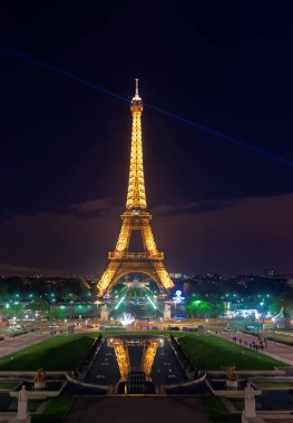 Eyfel Kulesi Paris geceleri aydınlatılan Fransa