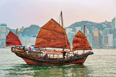 Gün batımında Victoria Harbor Hong Kong önemsiz tekne